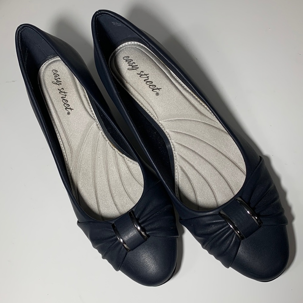 Easy street low heels very good condition very light wear Sz 9B cushion insoles